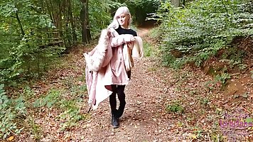 Блондинка во время прогулки в лесу встала на колени и сделала парню минет от первого лица