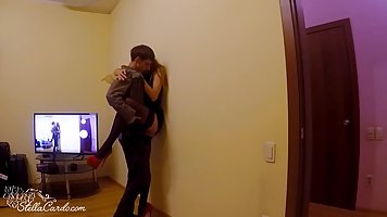 Парень с девушкой в зале снимают на камеру домашнее порно стоя у стены