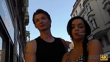 Парень на видео камеру снимает свидание и домашнее порно с брюнеткой