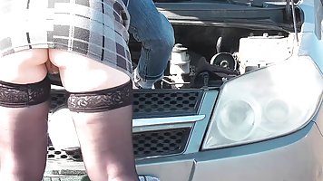 Мамочка в чулках прямо у капота машины снимается в домашнем порно на скрытую камеру